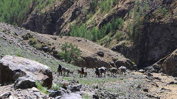 Trekking along the Kharkhiraa River