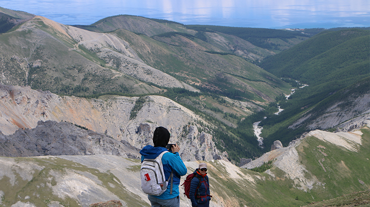 Adventurers exploring Khuvsgul Lake on an overland tour, enjoying Mongolia’s pristine wilderness and breathtaking landscapes